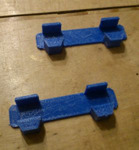 Zwei Plastikklammern aus dem 3D-Drucker