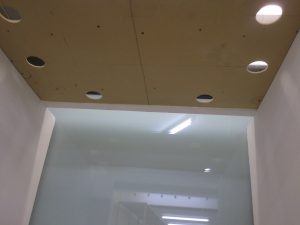 Holzplatte mit Löchern für LED-Strahler zur Ausleuchtung des Schaustücks im Fenster