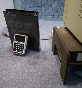 Ein Commodore Minuteman Taschenrechner als Stütze für die Software des BBC Microcomputers