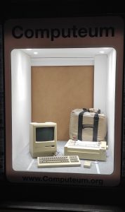 Macintosh Plus mit erweiterter Tastatur, Image-Writer Drucker und originaler Tragetasche im Schaufenster