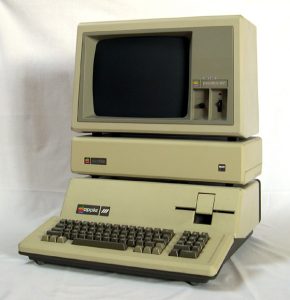 Apple III Rechner mit Festplatte und Monitor
