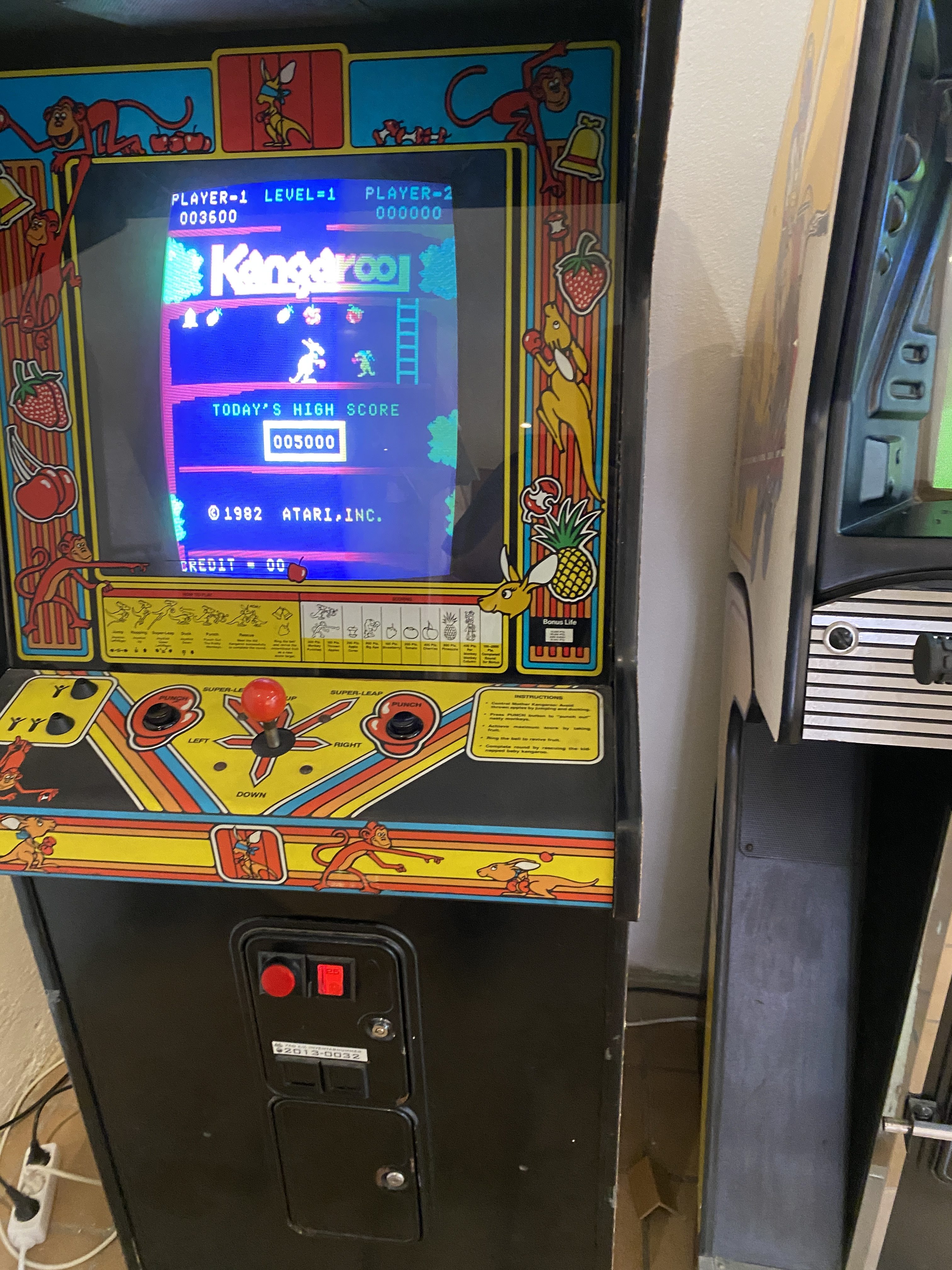 Ein Spielautomat mit dem Spiel Kangaroo. Der Demo-Bildschirm ist zu sehen.