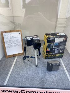Im Schaufenster ist eine Sony Mavica FD91 auf einem Stativ sowie eine FD91 ohne zu sehen. Ausserdem steht hinter der FD5 deren Originalschachtel.