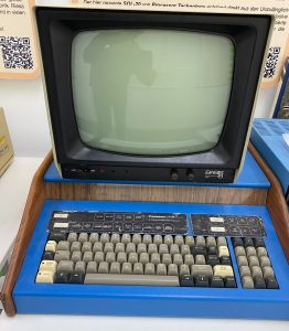 Der Sol-20 ist ein Pultcomputer aus blauen Blechteilen und Seitenteilen aus echtem Holz. Die Tastatur ist fest eingebaut. Sie besteht aus einer Alphanumerischen Tastatur sowie einem Ziffernblock. Darüber befinden sich zwei stark abgenutzte Aufkleber mit der Tastenbelegung für den Editor. Der Schriftzug 'Prozessor Technology' der normalerweise am Gehäuse ist fehlt. Auf dem Rechner steht ein schwarz/weis Monitor mit einem schwarzen Rahmen und grauem Gehäuse. Unten, auf der Blende, ist ein Ein-/Ausschalter, eine Kontrolleuchte sowie zwei Drehregler für die Bildeinstellung. Rechts ist in weis der Schriftzug "BASIS Microcomputer GmbH" zu sehen.