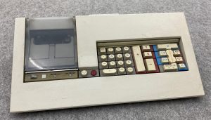 Ein pultförmiger Tischrechner ohne Anzeige aber mit mechanischem Walzendruckwerk