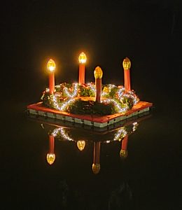 Schwimmender Adventskranz auf der Vils mit 2 erleuchteten Kerzen