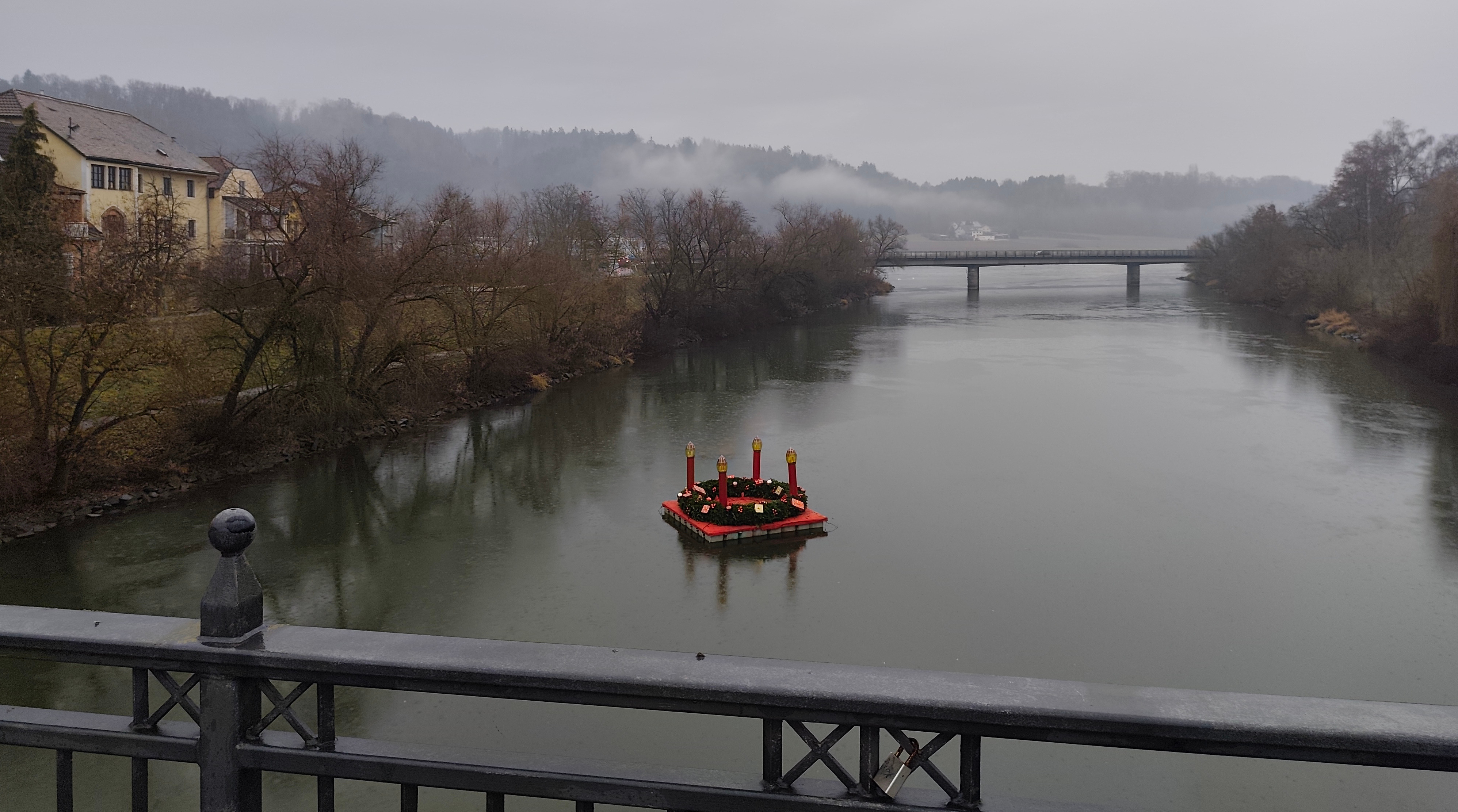Bild des auf der Vils schwimmenden Adventskranzes, aufgenommen von der Vilsbrücke aus.