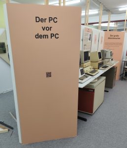 Abschnitt "Der PC vor dem PC". Im Vordergrund ist das "Dreieck" mit dem Titel zu sehen, dahinter teilweise die Ausstellungsstücke