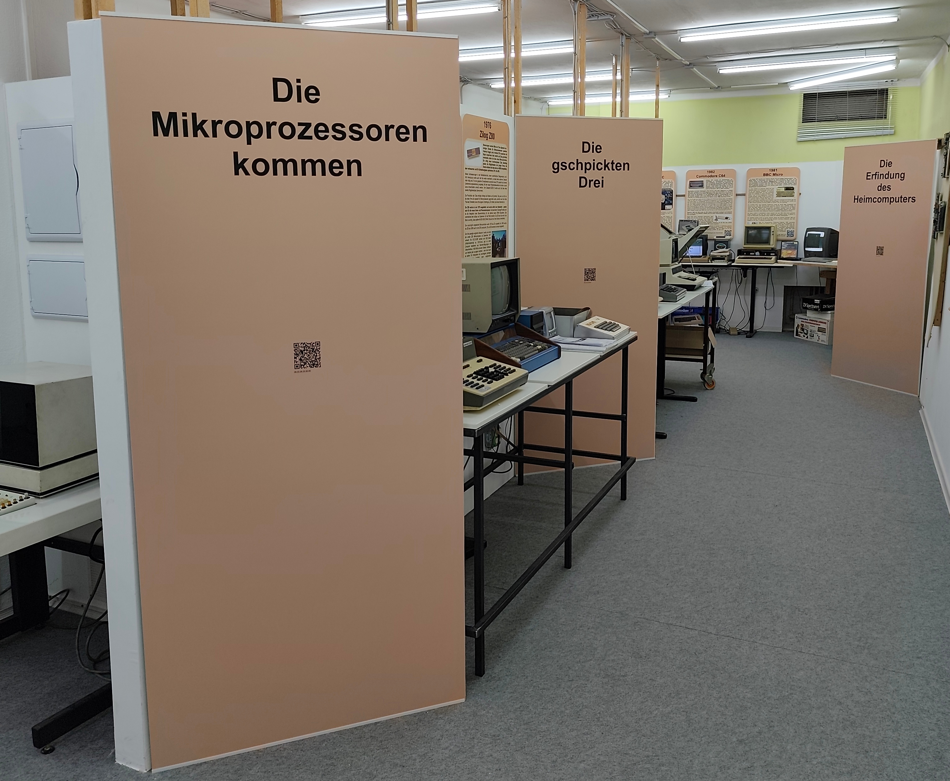 Man sieht den Gang entlang mit den ersten Microcomputern und drei der großen Schilder die die Abteilungen trennen.