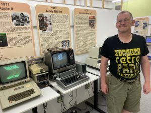 Joachim steht vor den '>Gschmickten Drei', Apple II, Tandy TRS-80 und Commodore PET