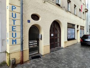Aussenansicht des Computeums mit dem Schriftzug PUTEUM vertikal an der linken Ecke des Hauses